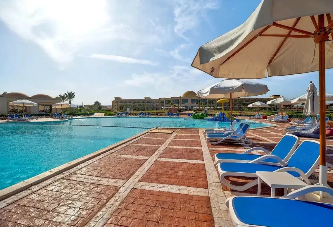 Basen w hotelu Amarina Queen Resort