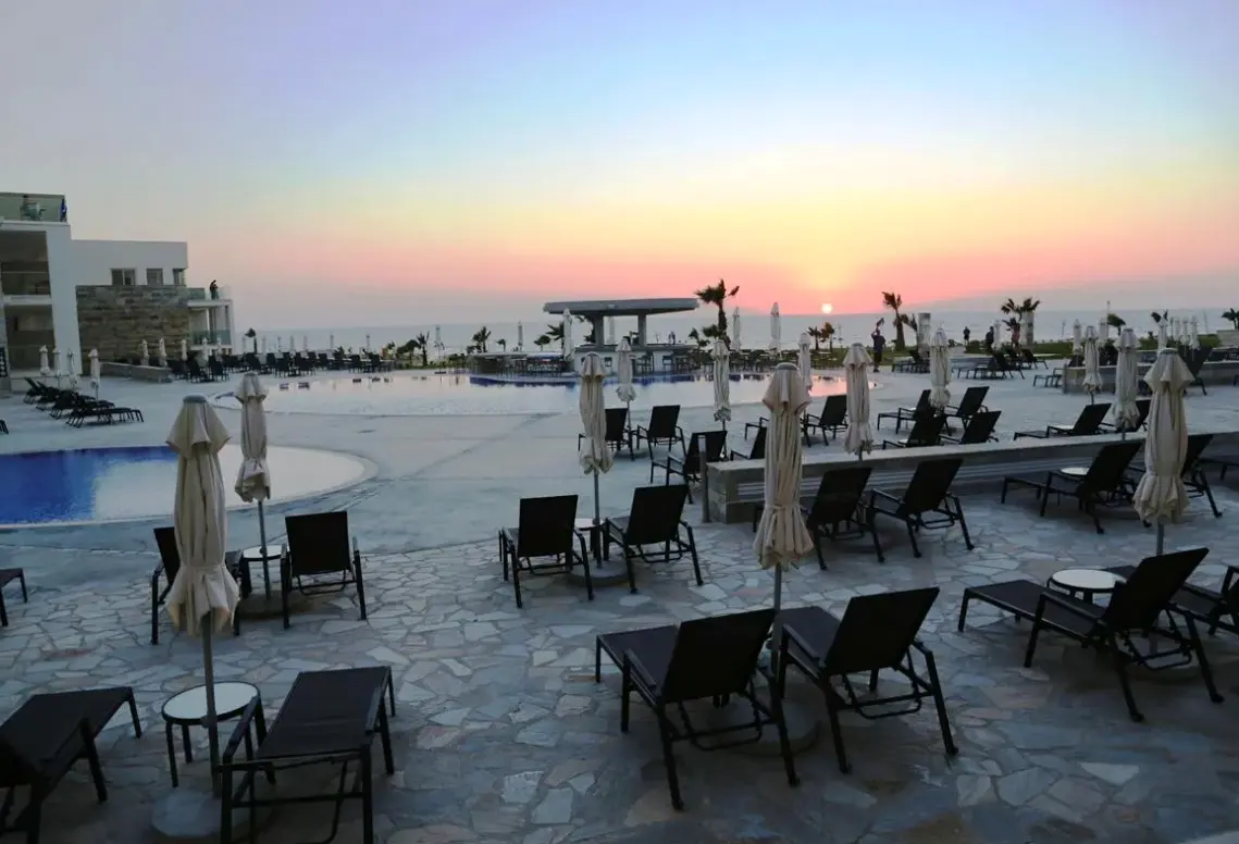 Basen w hotelu Amphora (Paphos)