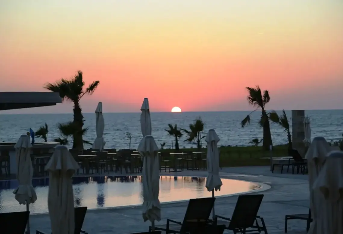 Basen w hotelu Amphora (Paphos)
