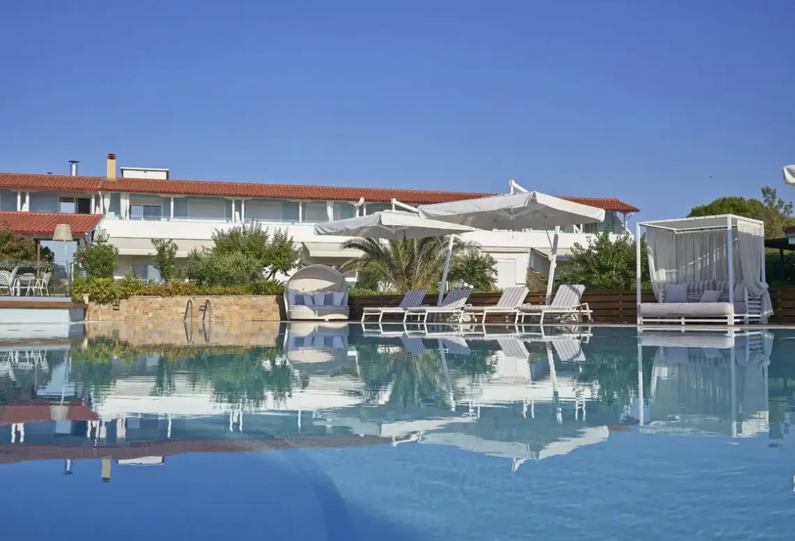 Basen w hotelu Antigoni Seaside Resort
