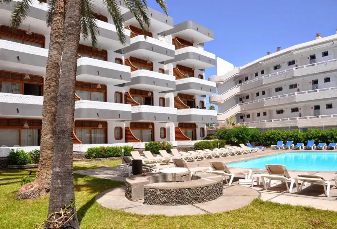 Basen w hotelu Apartamentos Los Mariachis