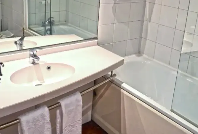 Łazienka w pokoju hotelu Art Hotel Paris Est
