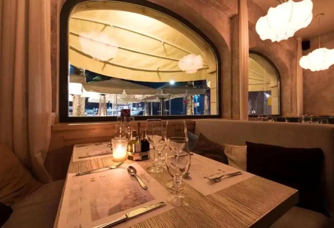 Restauracja i jedzenie w hotelu Astoria Tivat