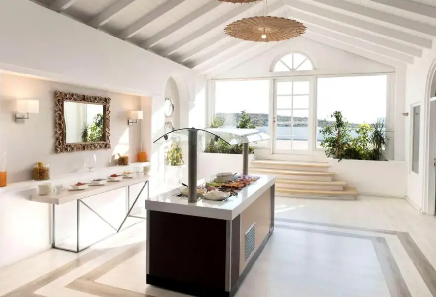 Restauracja i jedzenie w hotelu Aulus Chania Resort, Curio Collection by Hilton (ex. Isla Brown Chania)