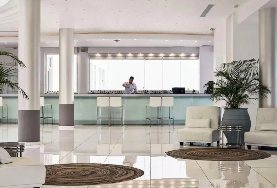 Lobby hotelu Aulus Chania Resort, Curio Collection by Hilton (ex. Isla Brown Chania)