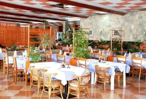 Restauracja i jedzenie w hotelu Aurora (Podgora)