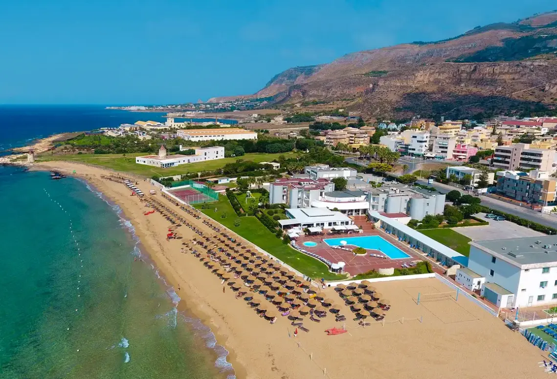 Plaża przy hotelu Baia dei Mulini