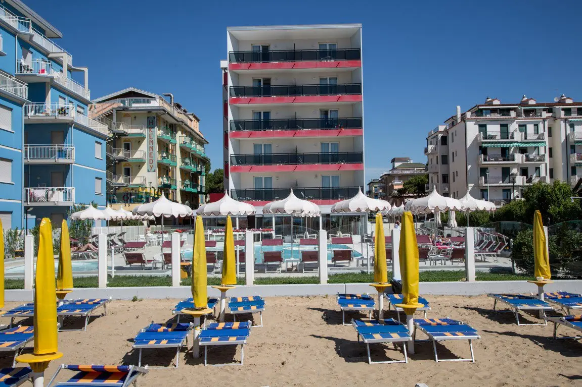 Plaża przy hotelu Baia Del Mar