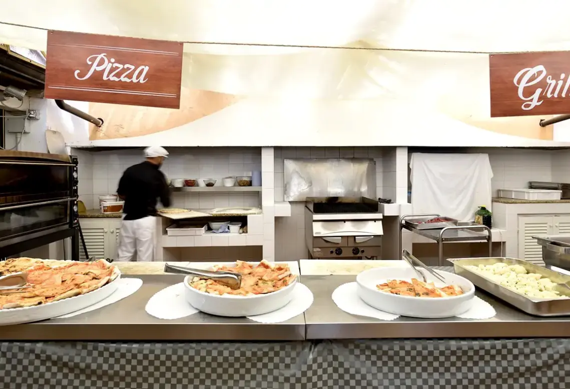 Restauracja i jedzenie w hotelu Baja Bianca (Capo Coda Cavallo)