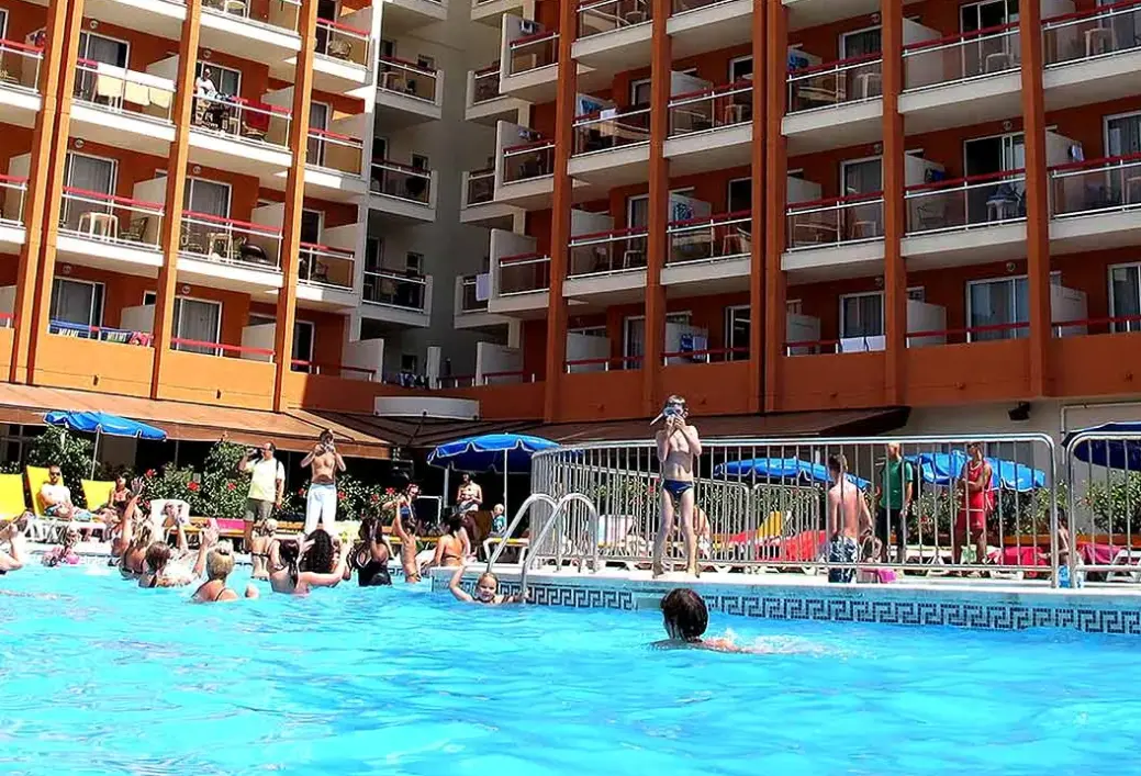 Basen w hotelu Belvedere (Cambrils)