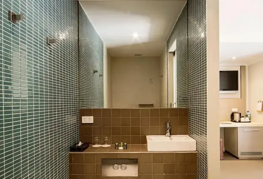 Łazienka w pokoju hotelu Best Western Melbourne City (ex. Pensione Melbourne)