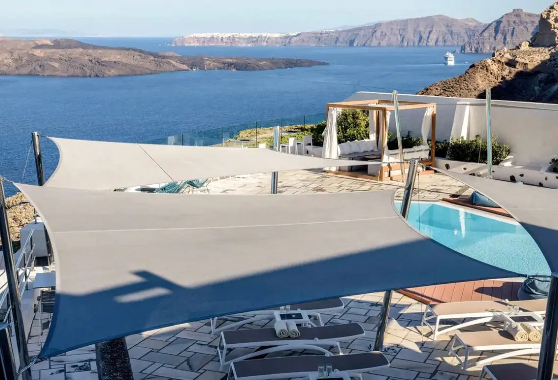 Basen w hotelu Caldera's Dolphin (Santorini)