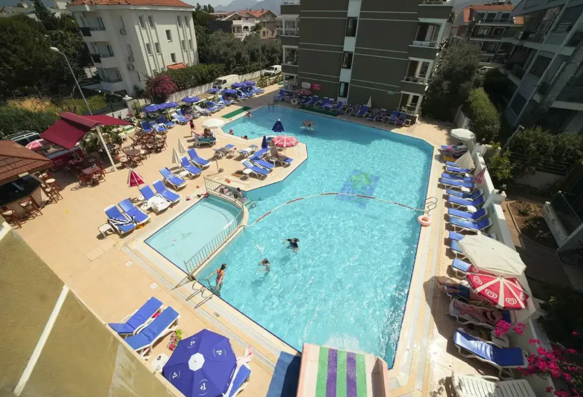 Basen w hotelu Candan Apart Hotel