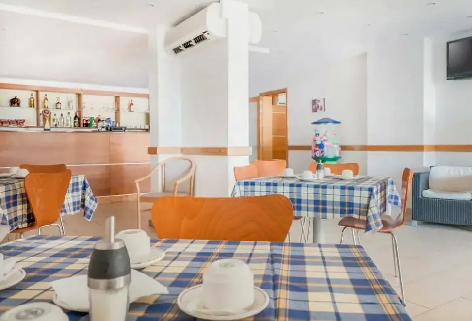 Restauracja i jedzenie w hotelu Cardor Holiday Complex