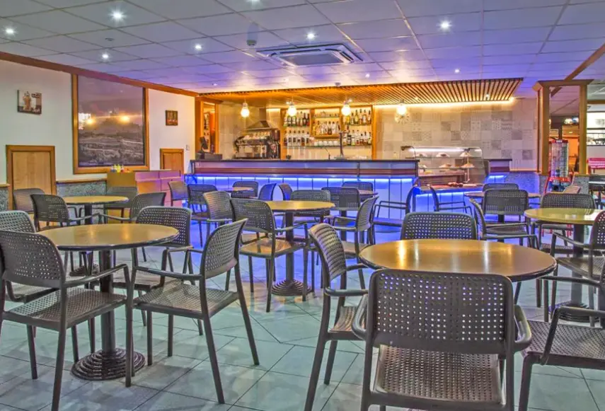 Restauracja i jedzenie w hotelu Cardor Holiday Complex