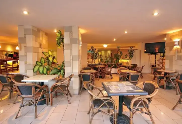 Restauracja i jedzenie w hotelu Carina (Rodos)
