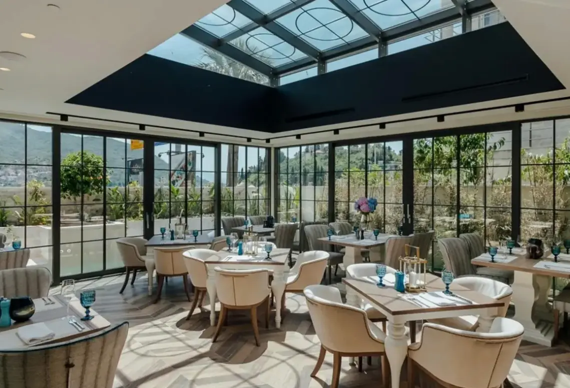 Restauracja i jedzenie w hotelu Casa del Mare Mediterraneo (Kamanari)
