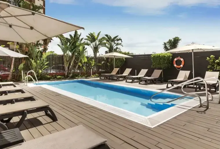 Basen w hotelu Catalonia Hispalis