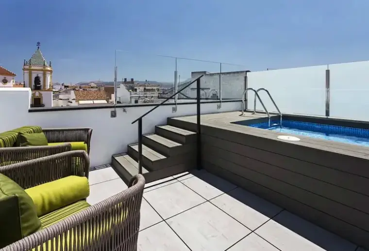 Basen w hotelu Catalonia Ronda