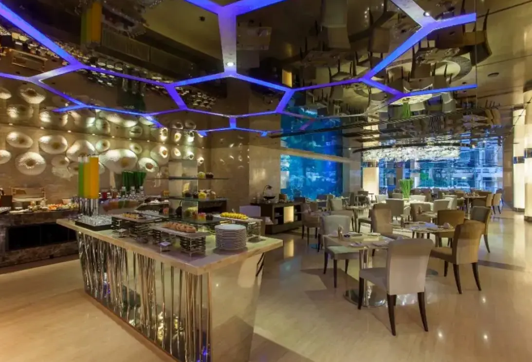 Restauracja i jedzenie w hotelu Centara Grand Phratamnak Resort Pattaya