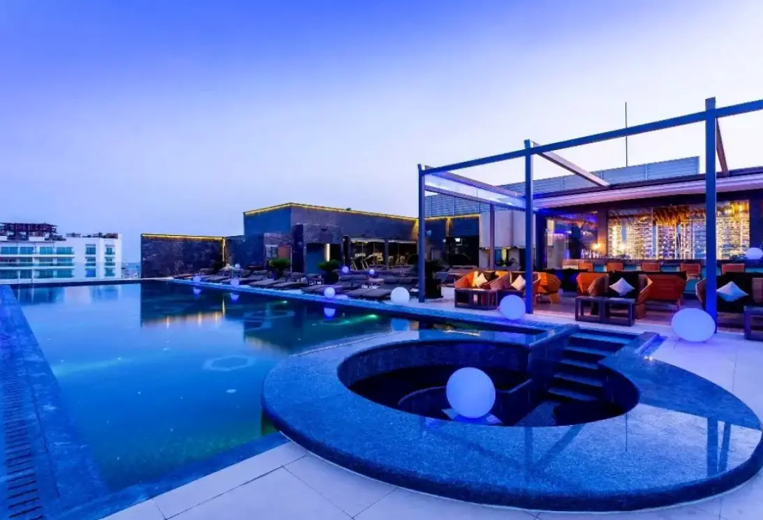Basen w hotelu Centara Grand Phratamnak Resort Pattaya