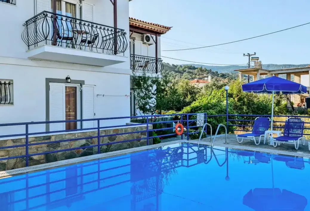 Basen w hotelu Chrysoula Studios