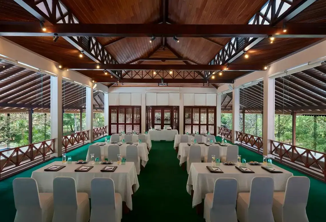 Restauracja i jedzenie w hotelu Cinnamon Lodge