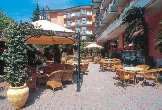 Restauracja i jedzenie w hotelu Continental (Sirmione)