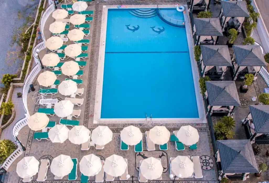 Basen w hotelu Coralli Apartments & Studios