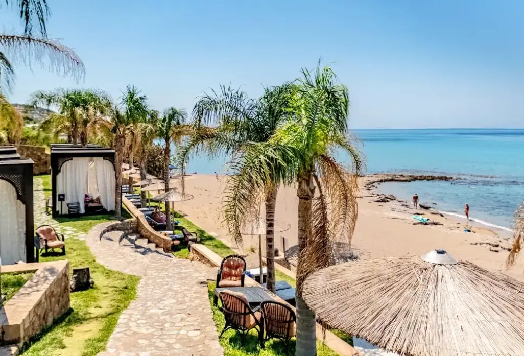 Plaża przy hotelu Coralli Apartments & Studios