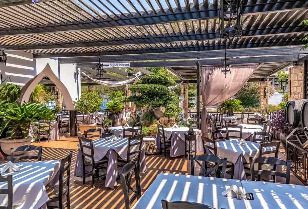 Restauracja i jedzenie w hotelu Coralli Beach