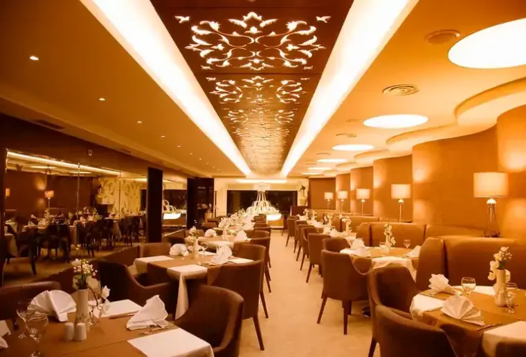 Restauracja i jedzenie w hotelu Darkhill