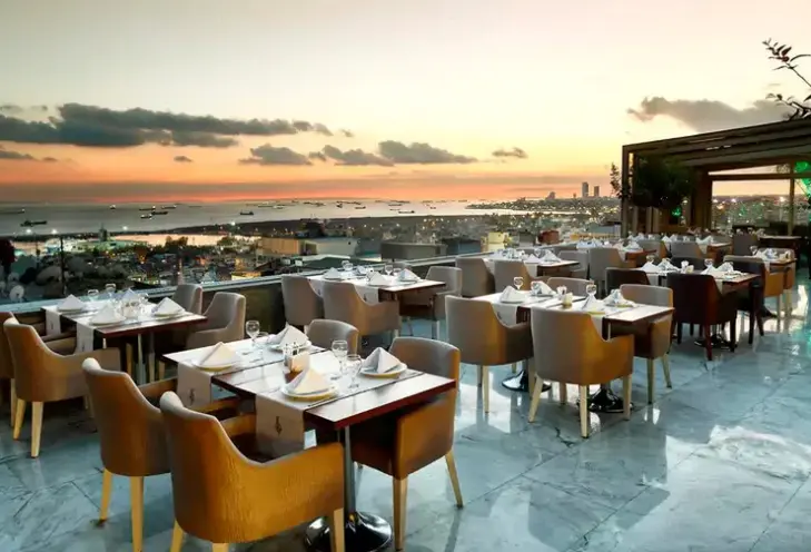 Restauracja i jedzenie w hotelu Darkhill