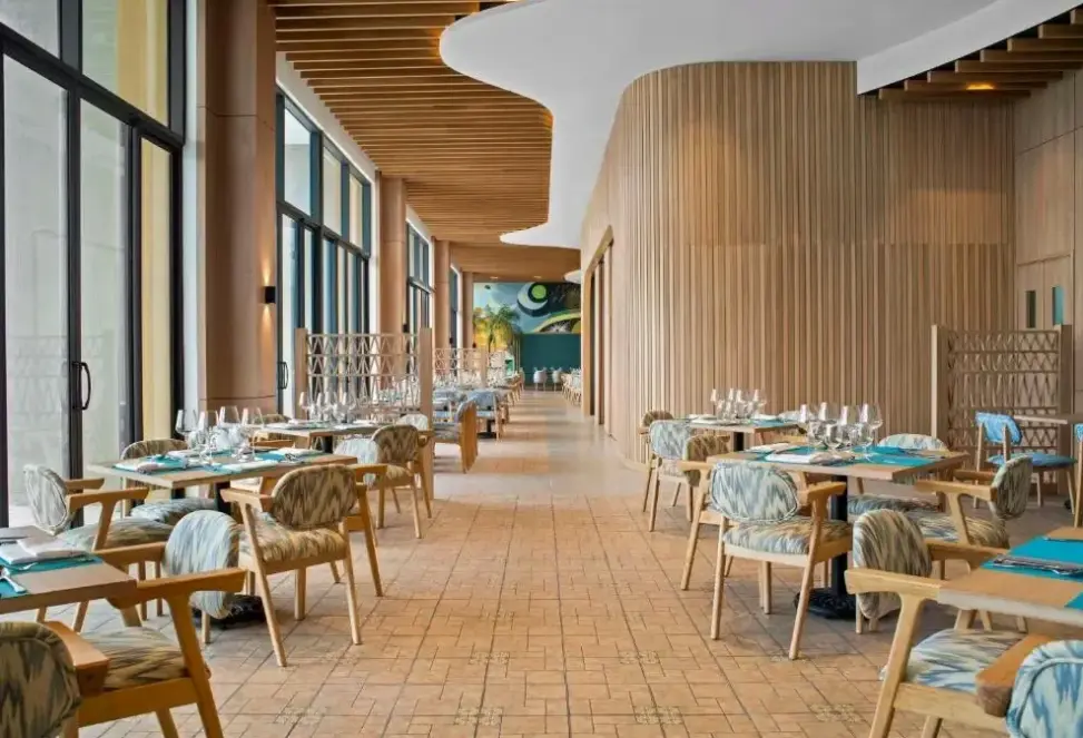 Restauracja i jedzenie w hotelu Dhawa Ho Tram