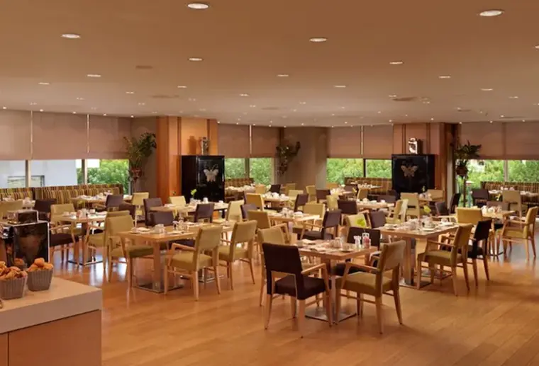 Restauracja i jedzenie w hotelu Divani Caravel