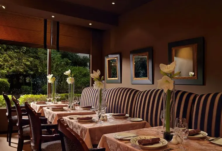 Restauracja i jedzenie w hotelu Divani Caravel