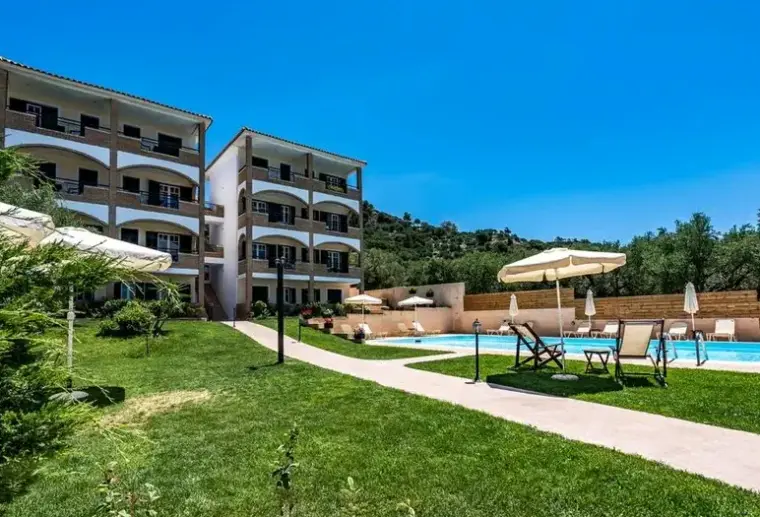 Basen w hotelu Dolce Vita Residence