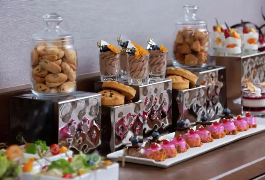Restauracja i jedzenie w hotelu DoubleTree by Hilton Almaty