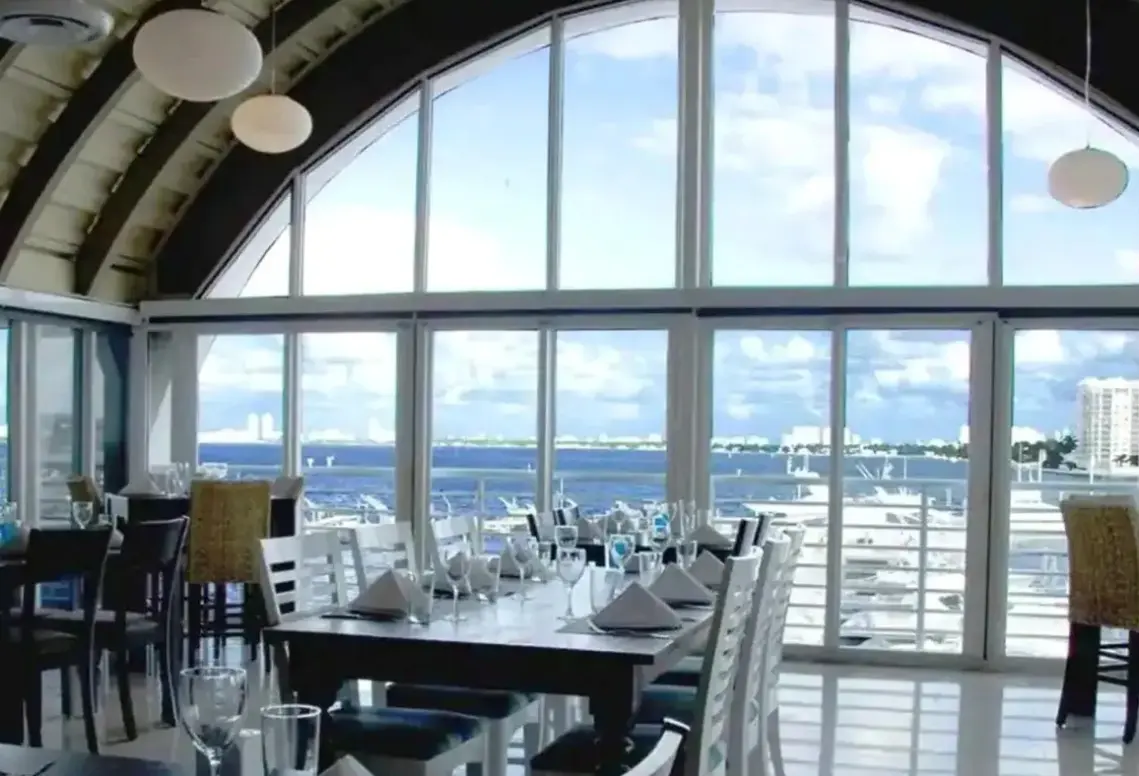 Restauracja i jedzenie w hotelu DoubleTree by Hilton Grand Hotel Biscayne Bay