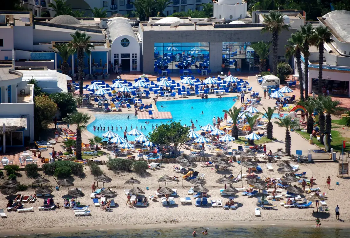 Basen w hotelu Eden Club