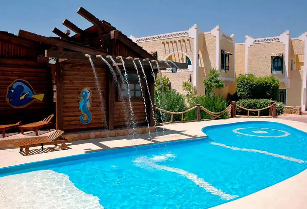 Basen w hotelu El Faraana Reef Resort