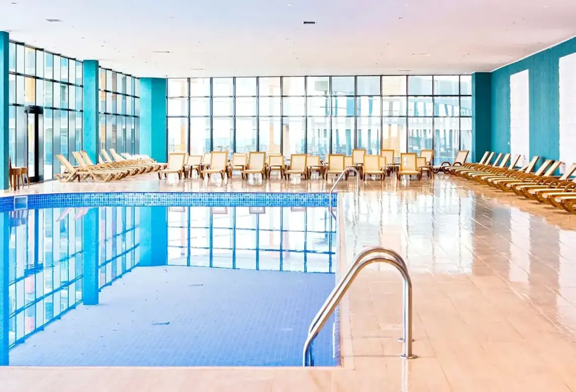Basen w hotelu Euphoria Batumi