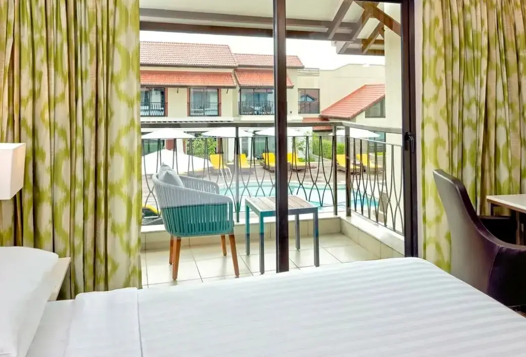 Basen w hotelu Fairfield by Marriott Calangute