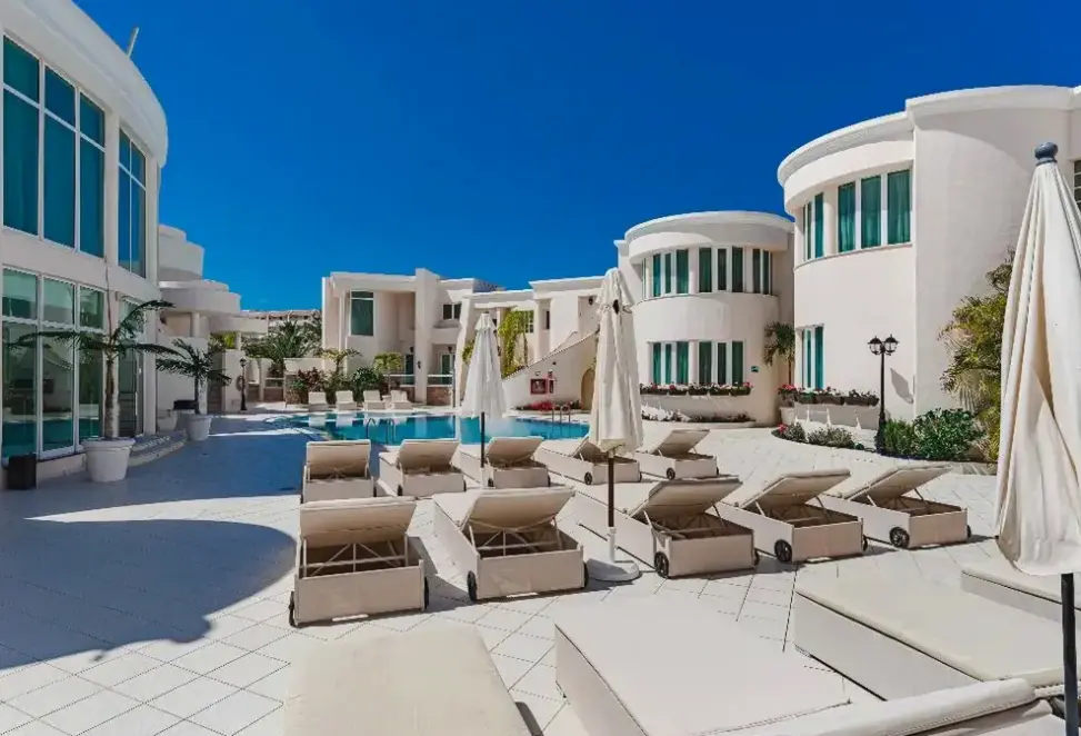 Basen w hotelu Flamingo Suites
