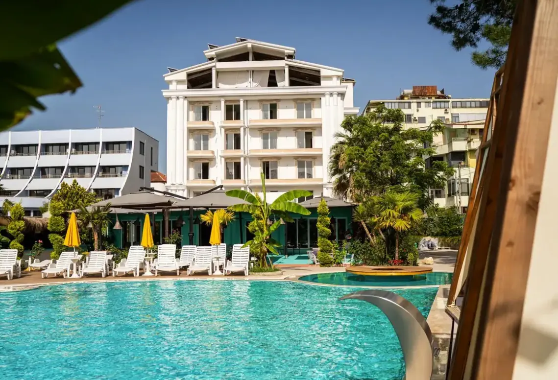 Basen w hotelu Garden Palace (Durres)