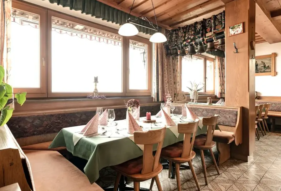 Restauracja i jedzenie w hotelu Gasthof Berghof
