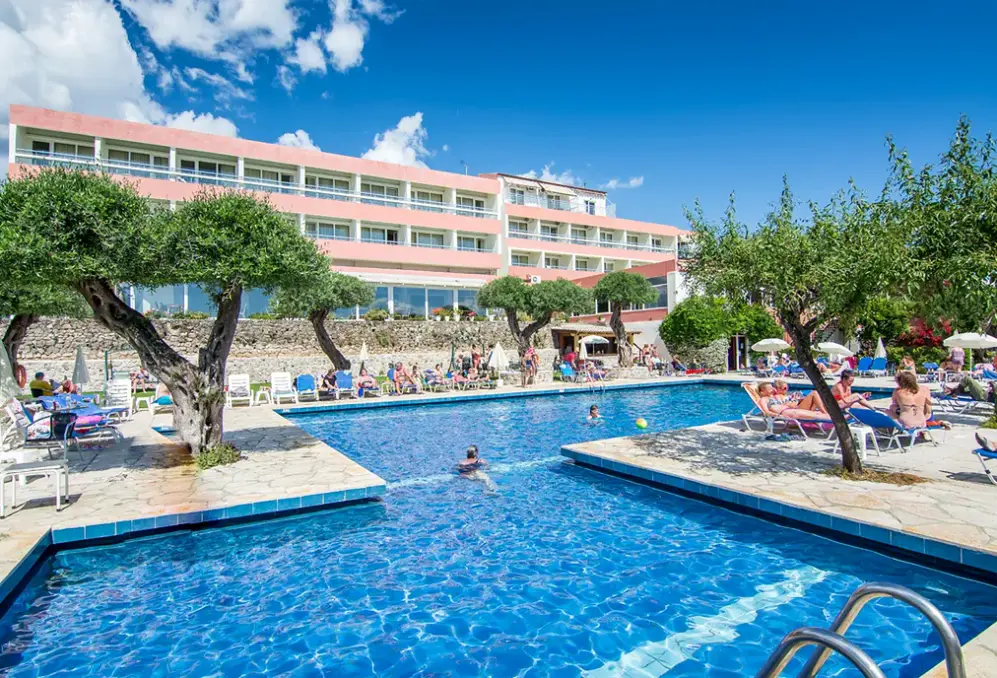 Basen w hotelu Golden Alexandros (Perama)
