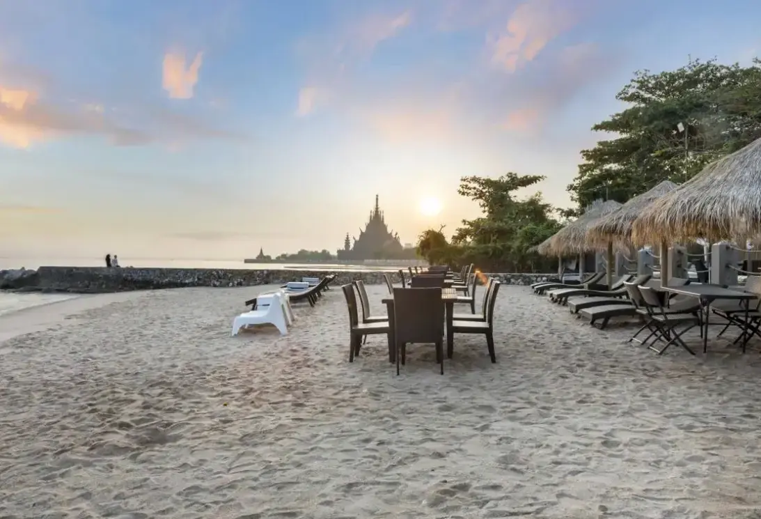 Plaża przy hotelu Golden Tulip Pattaya Beach Resort