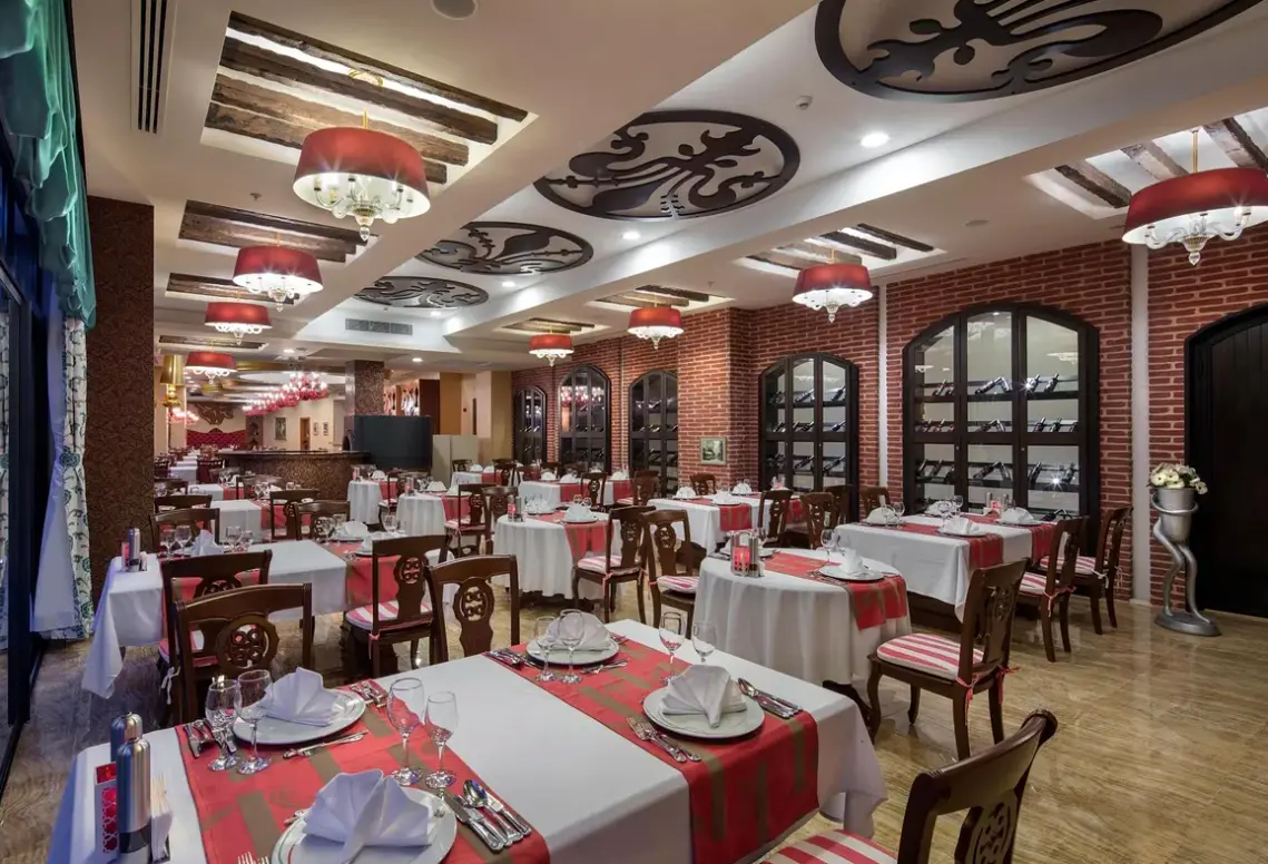 Restauracja i jedzenie w hotelu Granada Luxury Okurcalar