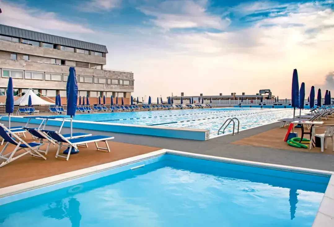 Basen w hotelu Grand Continental (Tirrenia)